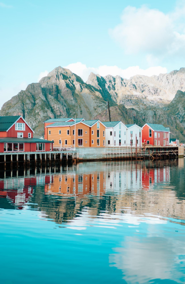 色彩丰富的挪威海边彩色房屋与山岳倒影.